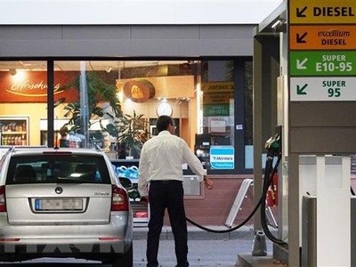 Bơm xăng cho phương tiện tại trạm xăng ở Berlin, Đức. (Ảnh: THX/TTXVN)