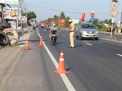 Kiểm tra phương tiện xe môtô lưu thông trên Quốc lộ 1 thuộc huyện Châu Thành, Tiền Giang. (Ảnh: Minh Trí/TTXVN).
