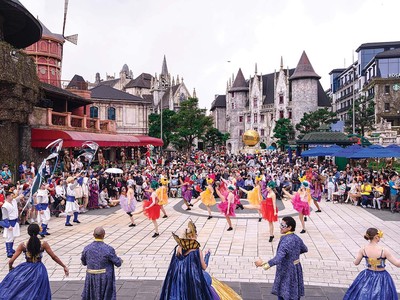 Mở rộng việc miễn visa sẽ giúp thu hút khách quốc tế đến Việt Nam. Trong ảnh: Du khách tại Khu du lịch Sun World Bà Nà Hills.