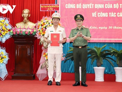 Thứ trưởng Bộ Công an Lương Tam Quang trao Quyết định và tặng hoa chúc mừng Đại tá Hồ Việt Triều - Giám đốc Công an tỉnh Bạc Liêu.