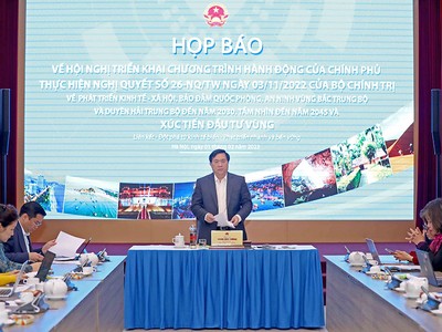 Thứ trưởng Bộ Kế hoạch và Đầu tư Trần Duy Đông thông tin về các nội dung của hội nghị tại buổi họp báo ngày 1/2. (Ảnh: Đức Trung)