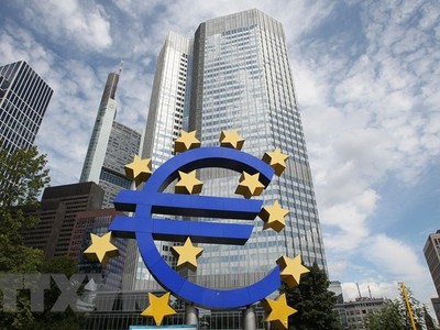 Biểu tượng đồng Euro phía trước trụ sở Ngân hàng trung ương châu Âu (ECB) tại Frankfurt am Main, Đức. (Ảnh: AFP/TTXVN).