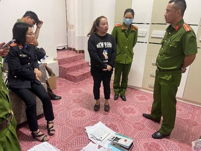 Lực lượng chức năng tiến hành khám xét chỗ ở của Võ Thị Hồng Phúc. (Nguồn: Báo Lâm Đồng)