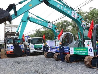 Xe máy công trình thực hiện Khởi công xây dựng cầu Rạch Miễu 2. (Ảnh: Huỳnh Phúc Hậu/TTXVN)