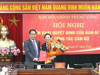 Ông Phan Thăng An, Phó Trưởng Ban Tổ chức Trung ương, trao Quyết định bổ nhiệm Phó Trưởng Ban Nội chính Trung ương cho đồng chí Đặng Văn Dũng. (Ảnh: Phương Hoa/TTXVN).