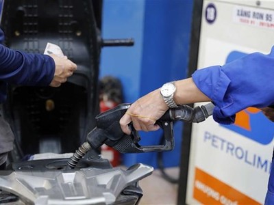 Mua, bán xăng tại một điểm kinh doanh xăng, dầu của Petrolimex ở Hà Nội. (Ảnh: Trần Việt/TTXVN)