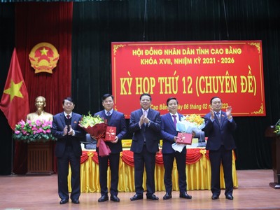 Lãnh đạo Tỉnh ủy, HĐND, UBND tỉnh Cao Bằng trao quyết định và tặng hoa chúc mừng ông Trịnh Trường Huy (thứ hai từ trái qua) và ông Lê Hải Hòa (thứ hai từ phải qua) giữ cương vị mới.