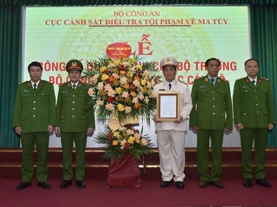 Thiếu tướng Nguyễn Văn Viện trao Quyết định điều động và bổ nhiệm Đại tá Huỳnh Thới An giữ chức vụ Phó Cục trưởng C04. (Nguồn: Báo An ninh Thủ đô)