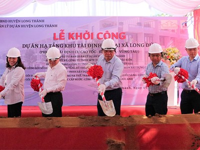 Lãnh đạo tỉnh Đồng Nai thực hiện nghi thức khởi công khu tái định cư tại xã Long Đức, huyện Long Thành. Ảnh: Lê Vinh.