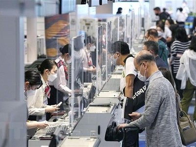 Hành khách làm thủ tục tại sân bay Haneda ở Tokyo, Nhật Bản. (Ảnh: Kyodo/TTXVN).