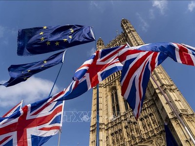 Quốc kỳ Anh (dưới) và cờ Liên minh châu Âu (EU) bên ngoài tòa nhà Quốc hội Anh ở Westminster, London. Ảnh tư liệu: AFP/TTXVN.