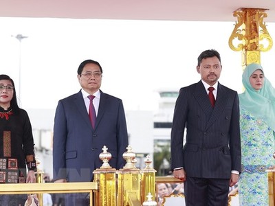 Thái tử kế vị Brunei Al-Muhtadee Billah và Phu nhân đón Thủ tướng Phạm Minh Chính và Phu nhân tại Sân bay quốc tế Brunei. (Ảnh: Dương Giang/TTXVN)