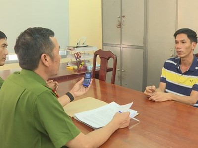 Đối tượng Lê Minh Hùng tại Cơ quan điều tra. (Nguồn: báo Công an Nhân dân)