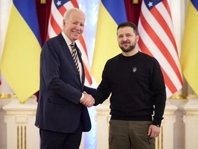 Tổng thống Mỹ Joe Biden (trái) và Tổng thống Ukraine Volodymyr Zelensky tại Kiev ngày 20/2. (Ảnh: Guardian).