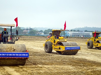 Thi công Dự án nâng cấp, mở rộng Sân bay Điện Biên. Ảnh: An Chi - Báo Điện Biên Phủ.