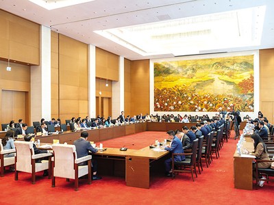 Tọa đàm về cơ chế, chính sách tài chính, giá đất, đóng góp ý kiến vào Dự thảo Luật Đất đai (sửa đổi) do Ủy ban Kinh tế của Quốc hội tổ chức.