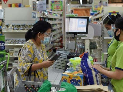 Người dân mua sắm tại một siêu thị ở Manila, Philippines. (Ảnh: AFP/TTXVN)