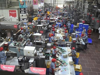 Công nhân làm việc tại nhà máy ở Naroda, gần Ahmedabad, Ấn Độ. (Nguồn: AFP/TTXVN)