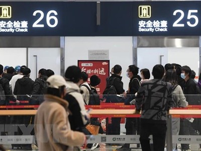 Hoạt động đi lại của người dân Trung Quốc đã tăng mạnh. Trong ảnh: Hành khách xếp hàng để kiểm tra an ninh tại sân bay quốc tế ở Hải Khẩu, tỉnh Hải Nam, Trung Quốc. (Ảnh: THX/TTXVN).