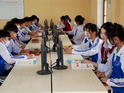 Giờ học trên máy tính của học sinh Trường Trung học Phổ thông Mỹ Lộc (huyện Mỹ Lộc, tỉnh Nam Định). (Ảnh: Nguyễn Lành/TTXVN)