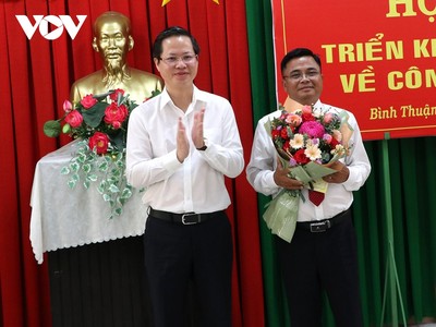 Ông Phan Dương Cường nhận hoa chúc mừng từ Chủ tịch UBND tỉnh Bình Thuận (Ảnh: T.T.D).