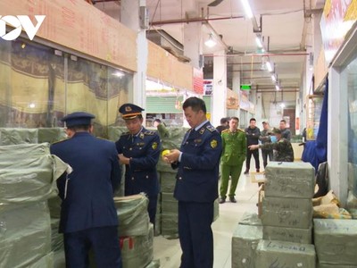 Lực lượng QLTT tiến hành kiểm tra kho hàng hóa.