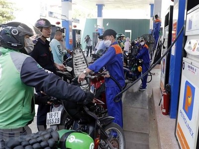 Mua bán xăng tại một điểm kinh doanh xăng, dầu của Petrolimex trên địa bàn quận Hai Bà Trưng, Hà Nội. (Ảnh: Trần Việt/TTXVN).