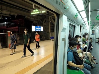 Hành khách chuẩn bị lên tàu tại ga Văn Quán, Hà Đông. (Ảnh: Tuấn Anh/TTXVN)