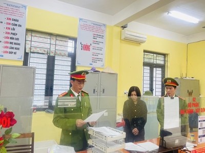 Cơ quan điều tra tiến hành khám xét nơi làm việc của đối tượng Hằng. (Nguồn: Báo Giáo dục Thời đại)