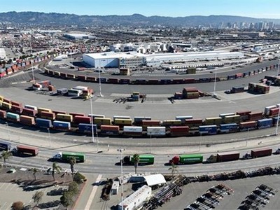 Xe chở container di chuyển tại khu cảng ở Oakland, California (Mỹ) ngày 24/10/2022. (Ảnh: AFP/TTXVN)