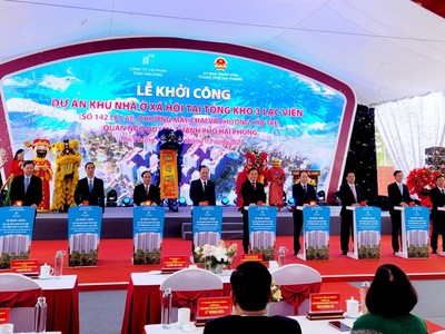 Phó thủ tướng Chính phủ Trần Lưu Quang cùng lãnh đạo TP.Hải Phòng nhấn nút khởi công Dự án. Ảnh: Thanh Sơn.