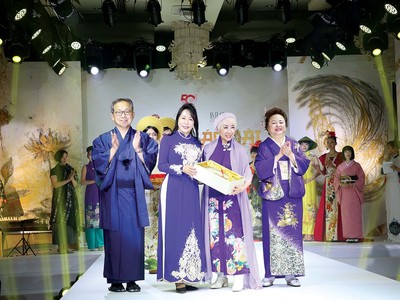 Ban Tổ chức và khách mời nhận quà lưu niệm từ chương trình Kimono - Aodai Fashion Show. Từ trái qua phải: Ngài Yamada Takio, Đại sứ đặc mệnh toàn quyền Nhật Bản tại Việt Nam; bà Mori Masako, Cố vấn đặc biệt của Thủ tướng Nhật Bản; bà Kobayashi Eiko, nhà thiết kế và nhà sáng lập của Be-Japon; bà Nguyễn Thị Nga, Chủ tịch Tập đoàn BRG.