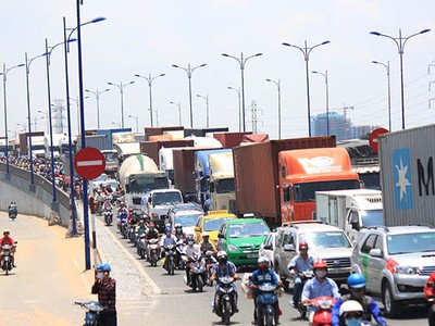 Một số tuyến dẫn vào cảng Cát Lái chưa được đầu tư mở rộng nên thường xuyên xảy ra ùn tắc giao thông - Ảnh: Anh Quân.