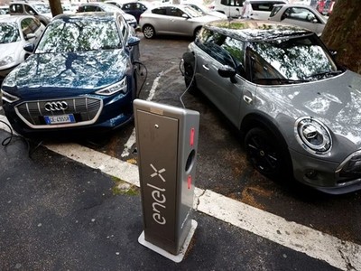 Xe điện tại một điểm sạc ở thủ đô Roma của Italy. (Ảnh: Reuters)