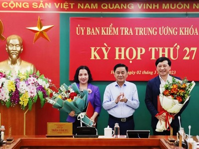 Chủ nhiệm Ủy ban Kiểm tra Trung ương trao quyết định và tặng hoa chúc mừng 2 cán bộ vừa được Bộ Chính trị chuẩn y Phó Chủ nhiệm Ủy ban Kiểm tra Trung ương.