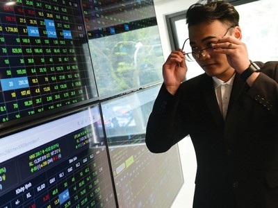 Gần đây, thị trường chứng khoán có diễn biến trồi sụt, thanh khoản duy trì ở mức thấp.