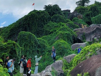 ”Bích họa non thiêng”.