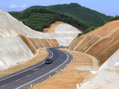 Một đoạn cao tốc La Sơn - Túy Loan.