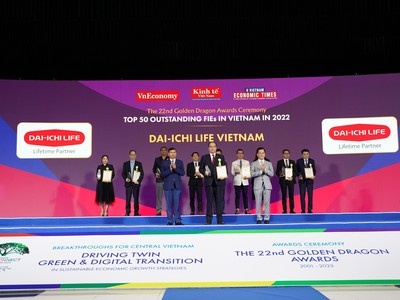 Ông Seigo Fujimaru - Phó tổng giám đốc Điều hành kiêm Phó tổng giám đốc Hành chính Tổng hợp Dai-ichi Life Việt Nam nhận giải thưởng Rồng Vàng với danh hiệu "Doanh nghiệp dẫn đầu về Sản phẩm Chăm sóc Sức khỏe 2022 - 2023". Ảnh: Dai-ichi Life Việt Nam