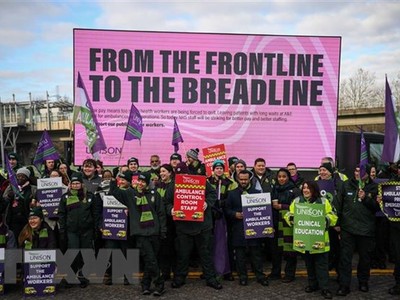 Nhân viên cứu thương tham gia đình công tại London, Anh. (Ảnh: AFP/TTXVN)