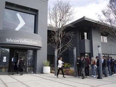 Người dân tập trung bên ngoài trụ sở ngân hàng Silicon Valley Bank (SVB) ở California, Mỹ ngày 13/3. (Ảnh: THX/TTXVN)