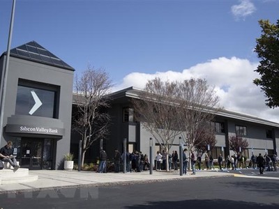 Người dân tập trung bên ngoài trụ sở ngân hàng Silicon Valley Bank (SVB) ở California, Mỹ ngày 13/3. (Ảnh: THX/TTXVN).