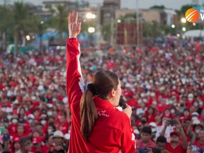 Ứng cử viên Thủ tướng của Đảng Vì nước Thái Paetongtarn Shinawatra diễn thuyết trước người ủng hộ. Nguồn: ThaiPBS.