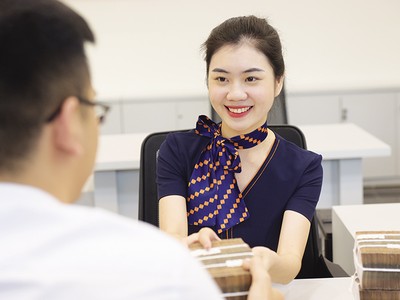 Tiếp cận tín dụng, cơ cấu nợ, giãn nợ ngân hàng là điều doanh nghiệp cần nhất hiện nay. Ảnh: Dũng Minh.