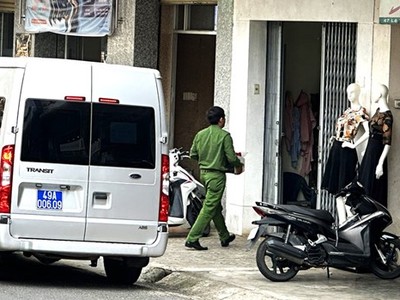 Cơ quan điều tra Công an tỉnh Lâm Đồng khám xét nơi ở của ông Nguyễn Quốc Bắc để phục vụ điều tra. (Nguồn: Báo Lâm Đồng)