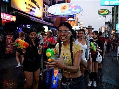 Khách du lịch và người dân địa phương vui chơi trong kỳ nghỉ Tết Songkran ở Bangkok (Thái Lan), ngày 13/4/2022. (Ảnh: AFP/TTXVN)