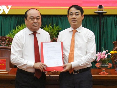 Bí thư Tỉnh ủy Hậu Giang Nghiêm Xuân Thành trao quyết định của Ban Bí thư cho ông Trần Văn Chính (bìa trái).