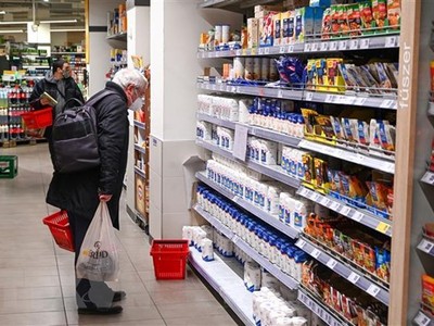 Khách hàng lựa chọn mua hàng hóa trong siêu thị ở Budapest, Hungary. (Ảnh: AFP/TTXVN)