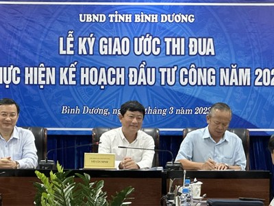 Ông Võ Văn Minh (ngồi giữa), Chủ tịch UBND tỉnh Bình Dương ký kết bản giao ước thi đua thực hiện kế hoạch đầu tư công năm 2023 với 31 chủ đầu tư.