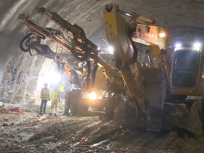 Thi công hạng mục hầm Núi Vung thuộc Dự án cao tốc Cam Lâm - Vĩnh Hảo.